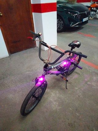 Bicicleta BMX 20" negra y luces incluidas.