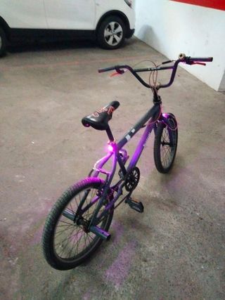 Bicicleta BMX 20" negra y luces incluidas.