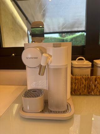 Cafetera DeLonghi Nespresso Lattissima