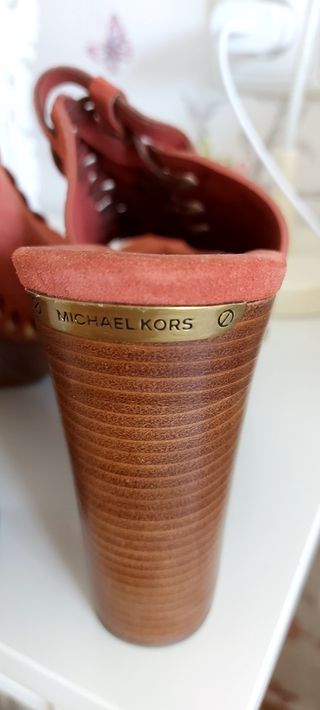 Zuecos Michael Kors rojos, talla 38