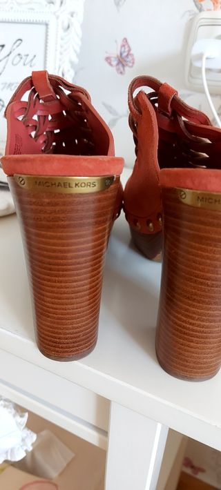 Zuecos Michael Kors rojos, talla 38