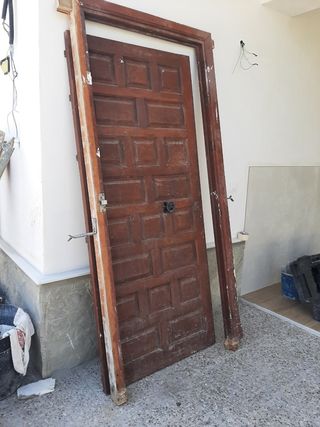 Puerta madera maciza para entrada casa.