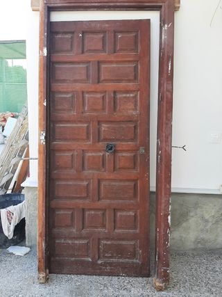 Puerta madera maciza para entrada casa.