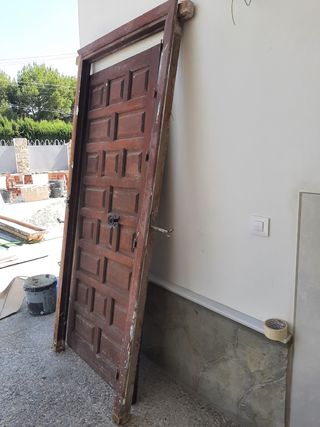 Puerta madera maciza para entrada casa.