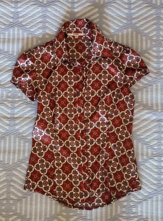 Blusa estampada roja y marrón
