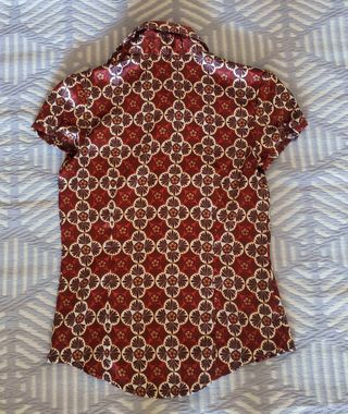 Blusa estampada roja y marrón