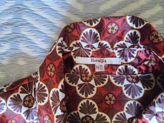 Blusa estampada roja y marrón