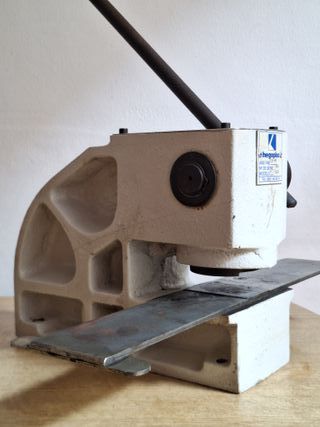 Prensa HEGOPLAC para matrículas