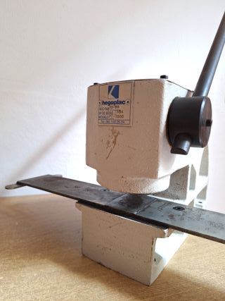 Prensa HEGOPLAC para matrículas
