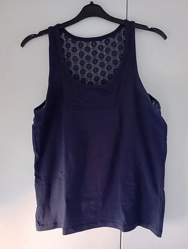 Camiseta azul de encaje