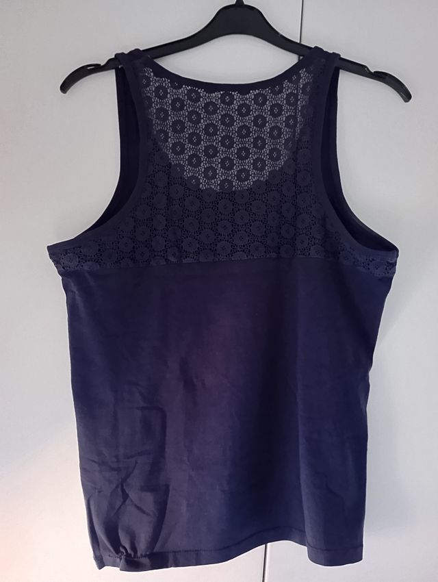 Camiseta azul de encaje