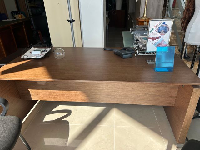 Mesa de escritório em madeira castanha