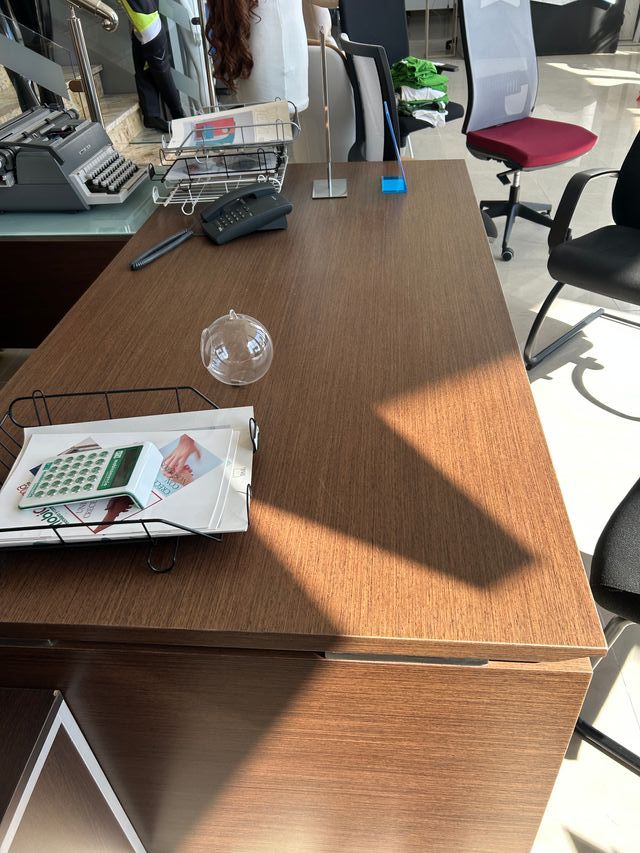 Mesa de escritório em madeira castanha