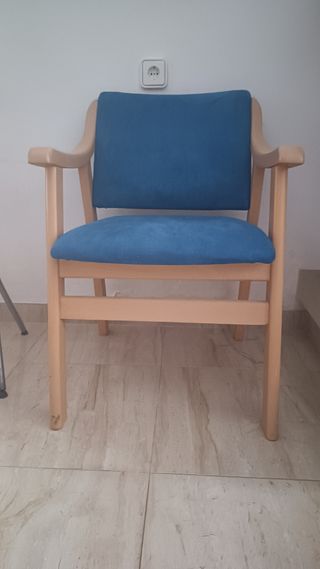 Sillón Madera Cojín Azul – Elegante cómodo robusto