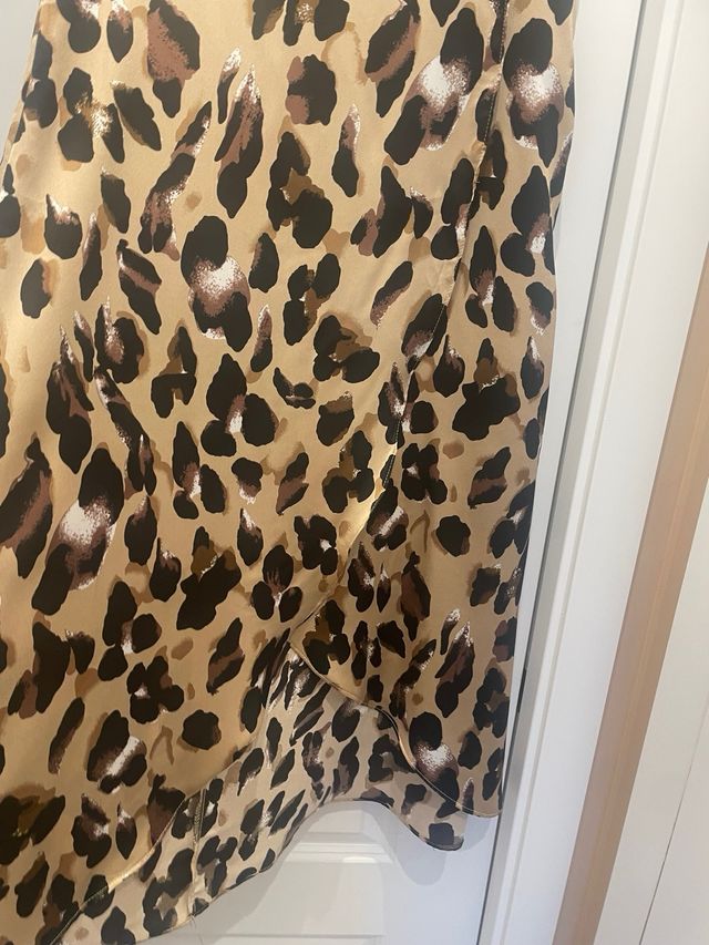 Falda midi leopardo satinada