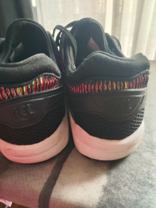 Zapatillas Asics rojas y negras
