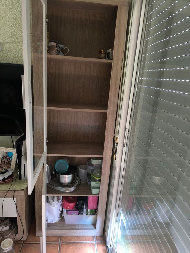 Vitrina expositora madera y estantería de madera