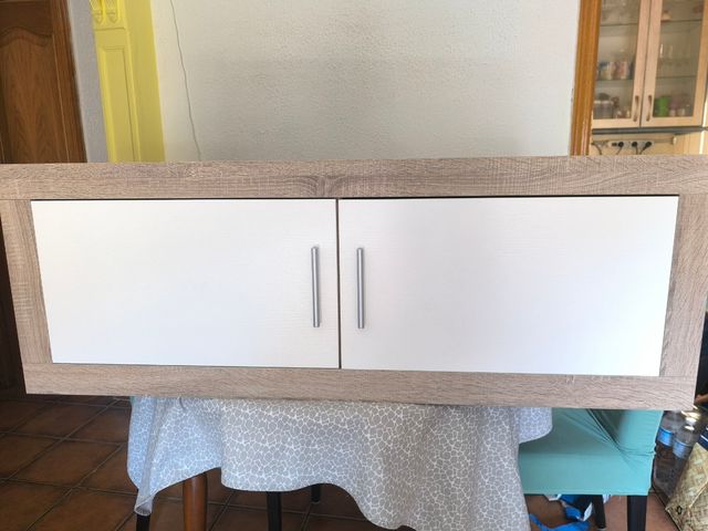 Vitrina expositora madera y estantería de madera