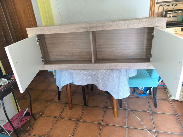 Vitrina expositora madera y estantería de madera