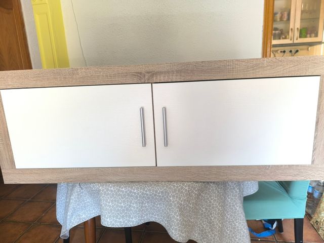 Vitrina expositora madera y estantería de madera