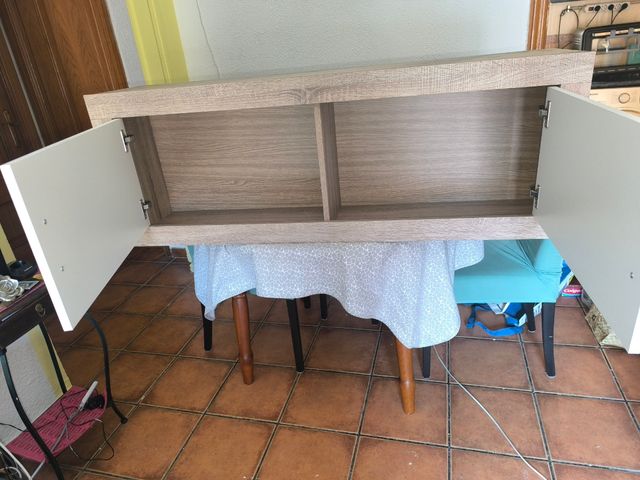 Vitrina expositora madera y estantería de madera