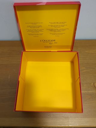 Caja L'Occitane vacía - Roja y dorada