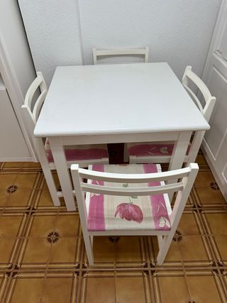 Mesa blanca extensible  + 4 sillas 