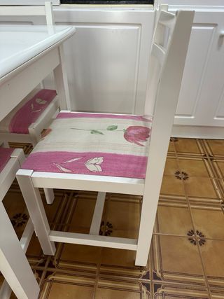Mesa blanca extensible  + 4 sillas 