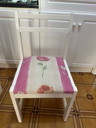 Mesa blanca extensible  + 4 sillas 