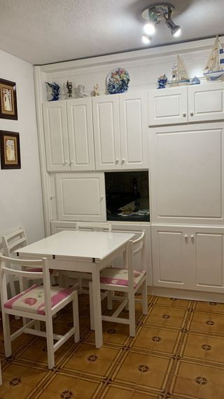 Mesa blanca extensible  + 4 sillas 