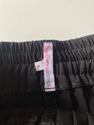 Falda plisada negra midi
