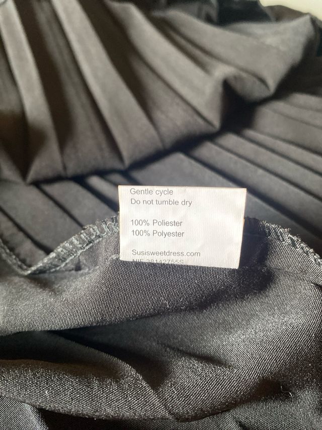 Falda plisada negra midi