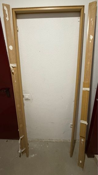 Puerta madera 72x203cm + cerco + molduras