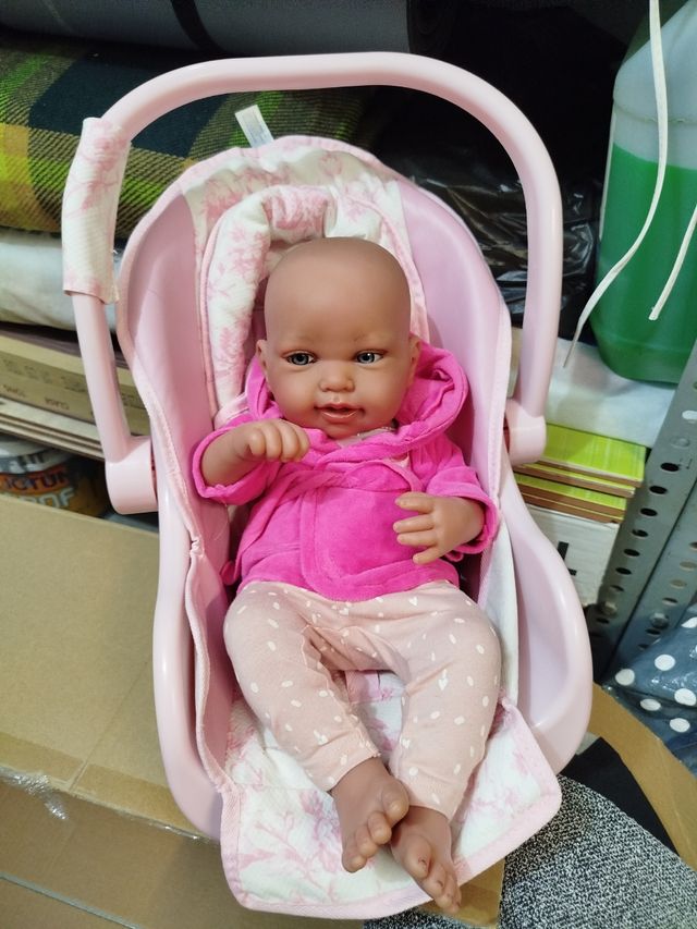 Muñeca bebé realista con silla