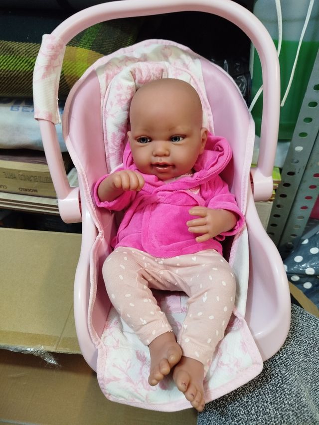 Muñeca bebé realista con silla