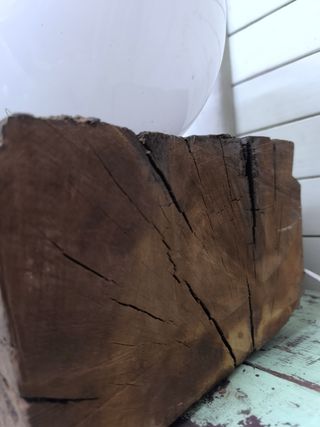 Lámpara de mesa. Madera. Arteanal