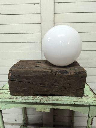 Lámpara de mesa. Madera. Arteanal