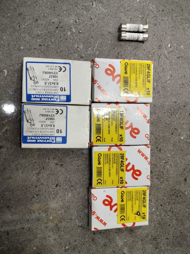 64 x Fusibles y 9 tubos de neutro