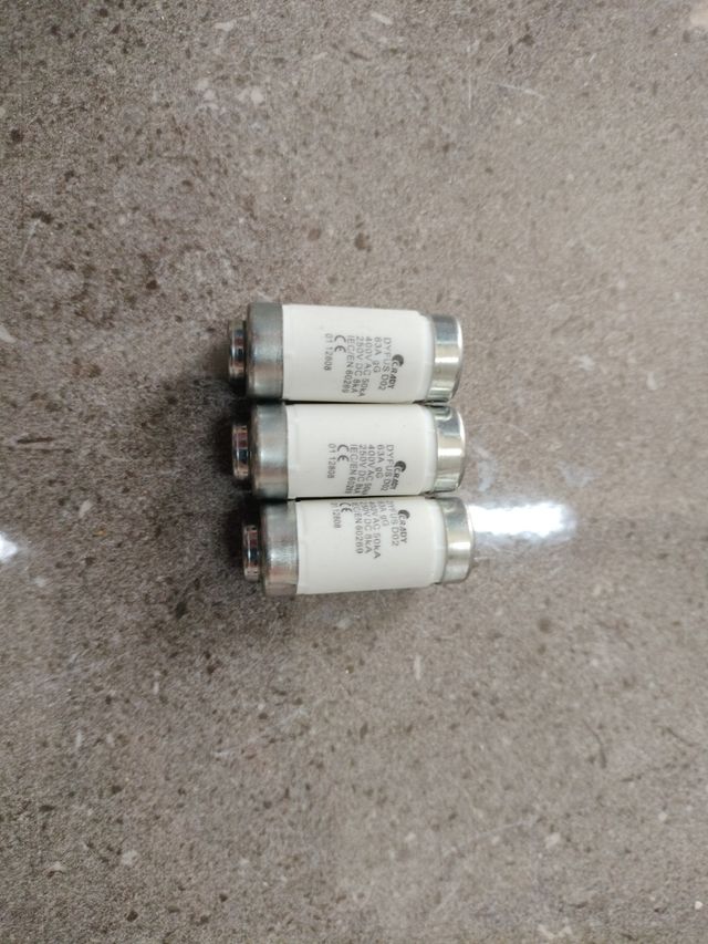 64 x Fusibles y 9 tubos de neutro