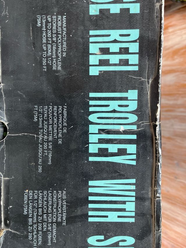 Carro porta-mangueras con estante