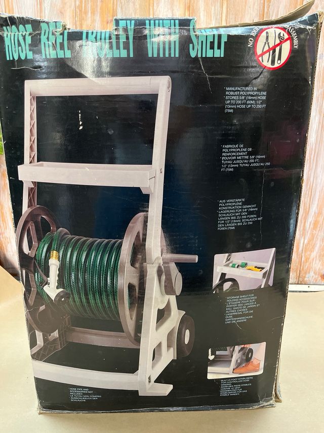 Carro porta-mangueras con estante