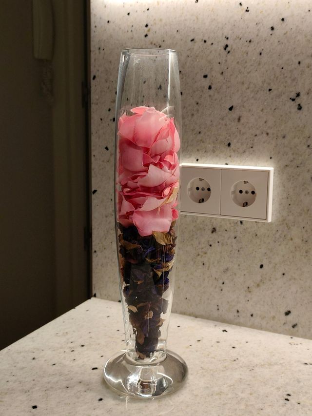 Jarrón cristal con pétalos