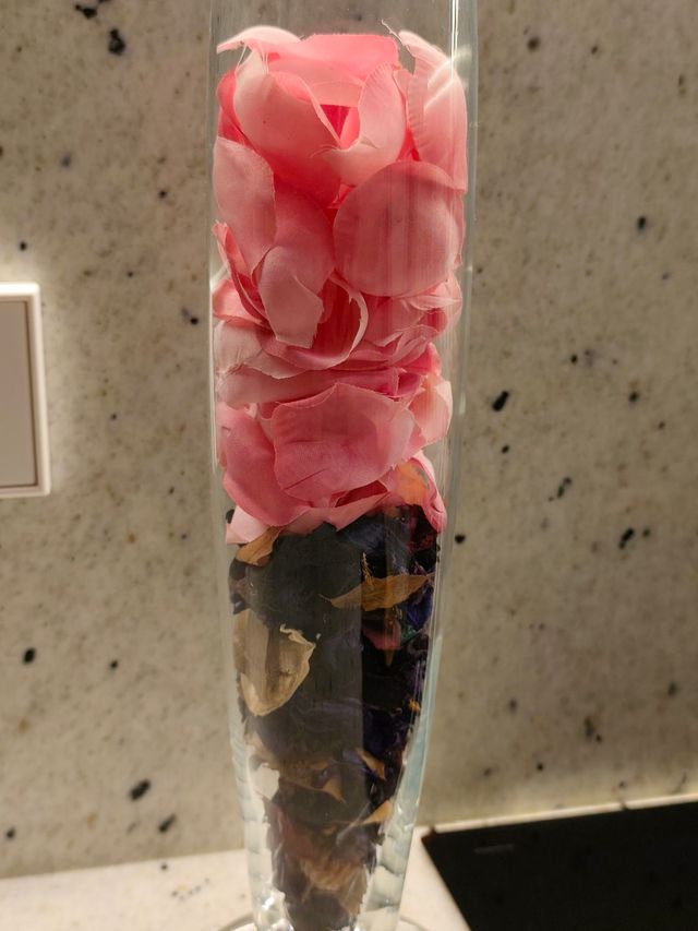 Jarrón cristal con pétalos