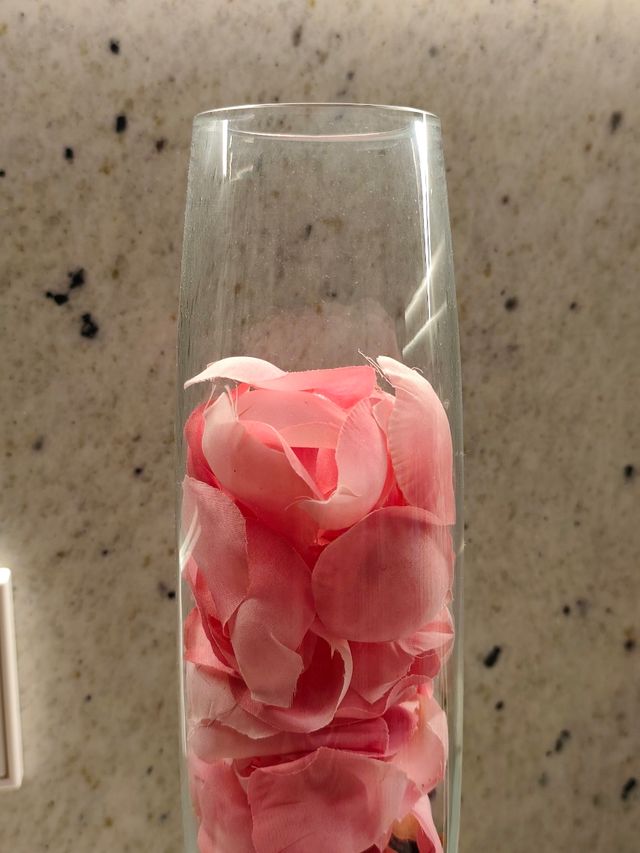 Jarrón cristal con pétalos