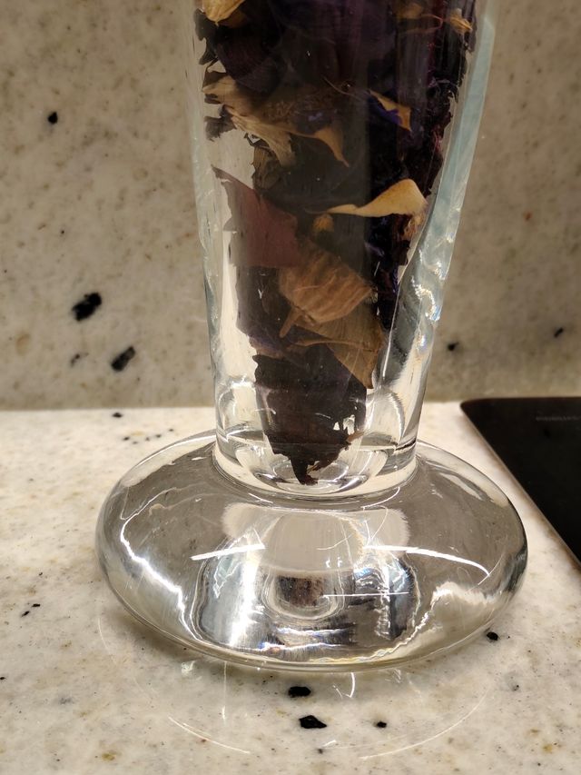 Jarrón cristal con pétalos