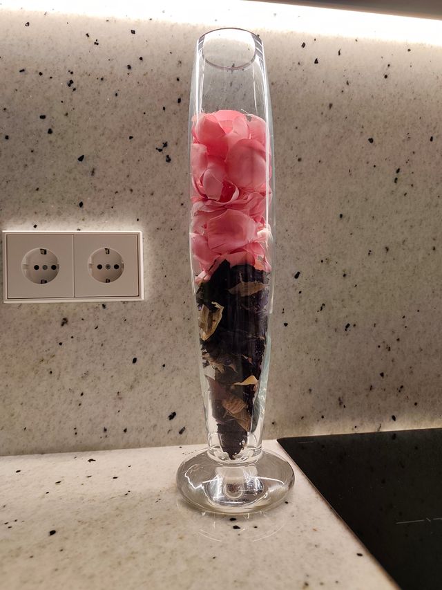 Jarrón cristal con pétalos