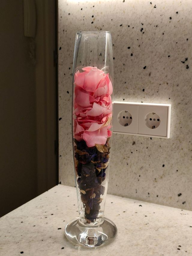 Jarrón cristal con pétalos