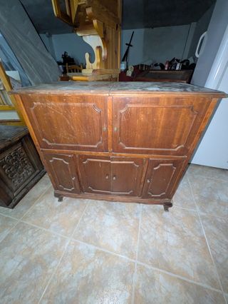 Radio y tocadiscos antiguos con mueble de madera