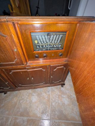 Radio y tocadiscos antiguos con mueble de madera