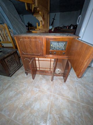 Radio y tocadiscos antiguos con mueble de madera